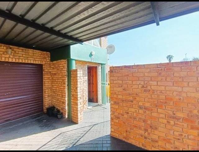 3 BEDROOM TOWNHOUSE FOR SALE IN DIE HOEWES